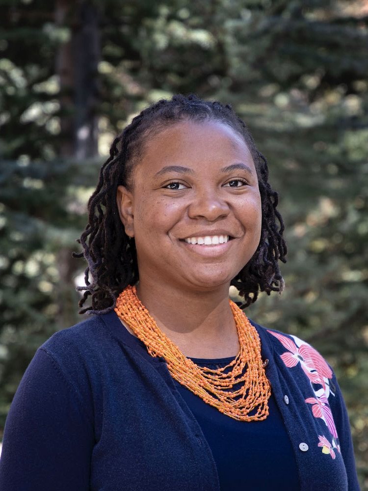 Joni Roberts headshot