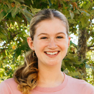 Ali Hepner headshot.