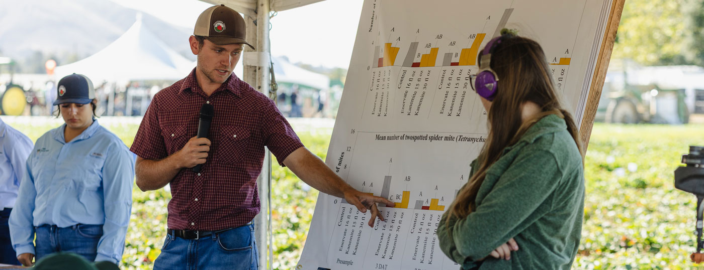 Strawberry Center researcher presents spider mite research to Field Day attendees.